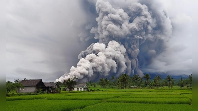Die Aschesäule war zwei Kilometer hoch. (Foto: Dwi Sasongko/XinHua/dpa)