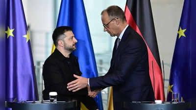 Kanzler Friedrich Merz (CDU, r.) will den ukrainischen Präsidenten Wolodymir Selenskyj am Montag in Berlin empfangen. (Foto: Fabian Sommer/dpa)