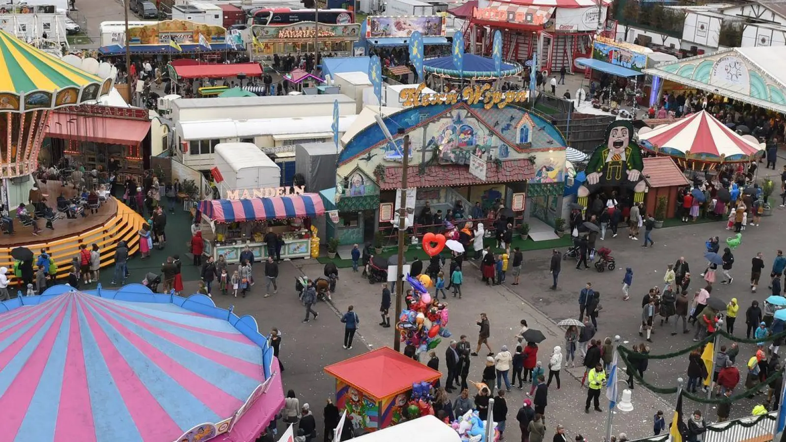 Die „Oide Wiesn” ist aus dem Riesenrad zu sehen. Das Oktoberfest endet an diesem Sonntag. (Foto: Felix Hörhager/dpa)