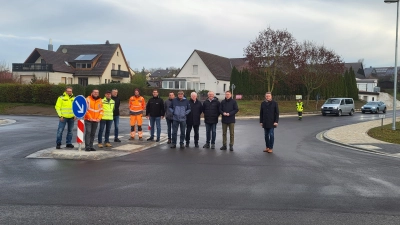 Die offizielle Straßenfreigabe in Wittelshofen erfolgte im Kreuzungsbereich der Staatsstraße 2218 mit der Kreisstraße AN49. Unser Bild zeigt unter anderem Landrat Dr. Jürgen Ludwig (Zweiter von rechts) und Bürgermeister Werner Leibrich (Dritter von rechts) am Ortseingang. (Foto: Albert Schülein)