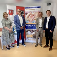 Freuen sich über den Erfolg der Glücksei-Aktion (von links): Gisela Heusinger-Herz, Ralf Baltes, Dieter Mai und Dr. Benedikt Stegmann. (Foto: Corinna Müller)