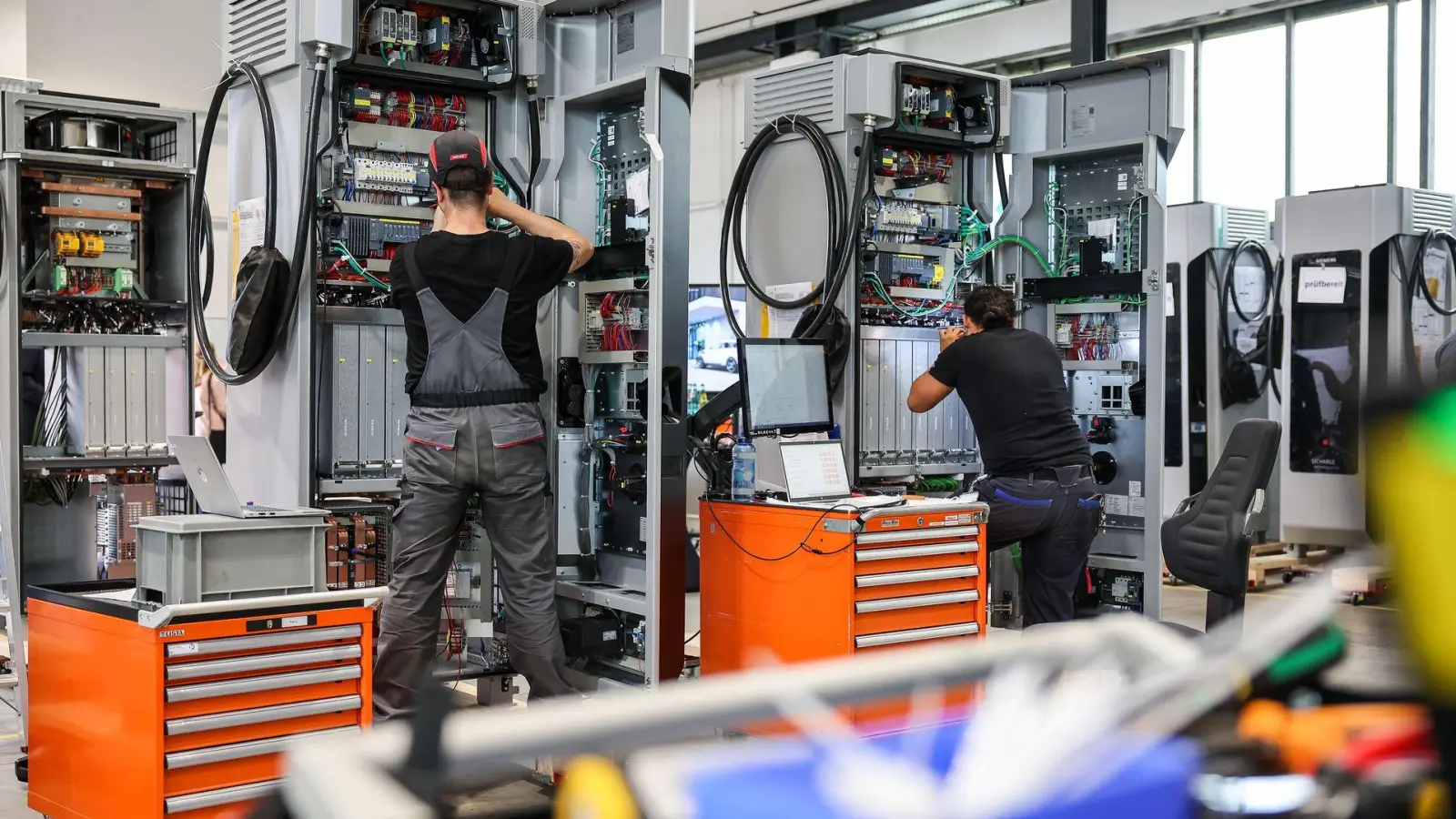 Produktion von E-Ladesäulen bei Siemens. Das Geschäft soll ausgegliedert werden.  (Foto: Jan Woitas/dpa)