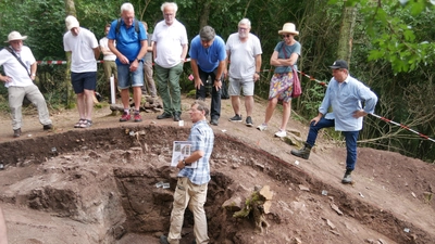 Professor Frank Falkenstein hat mit einer Gruppe von Studierenden ganz schön geackert. Er stellte einer Gruppe von Interessierten aus der Umgebung die Ergebnisse der Grabungen am Bullenheimer Berg vor. (Foto: Ulli Ganter)