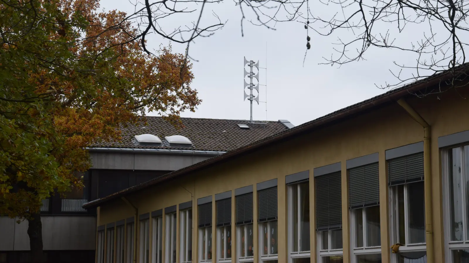 21 Katastrophenschutz-Sirenen sind über das Ansbacher Stadtgebiet verteilt. Eine davon wurde auf dem Dach der Waldschule in Meinhardswinden installiert. (Archivbild: Florian Schwab)