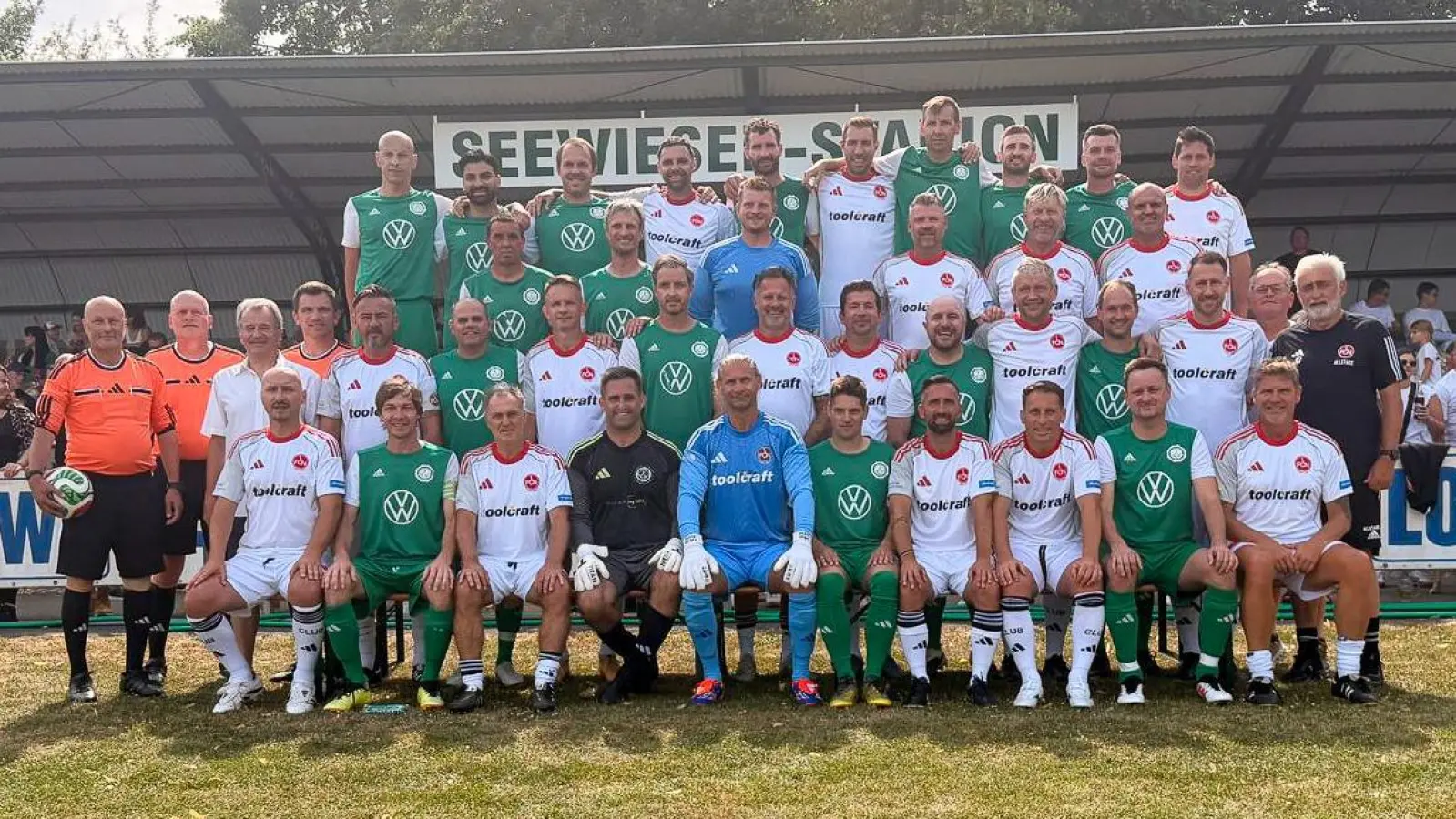Gemeinsames Gruppenfoto vor dem Spiel: die Uffenheimer Allstars und die Nürnberger Legenden. (Foto: Alexander Rausch)