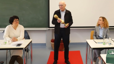 Entsprechend geehrt, hatte der ausgeschiedene Vorstands-Chef Heribert Schmidt das Wort. Ihn würdigten Nachfolgerin Nadine Maurer (rechts) und Aufsichtsratsvorsitzende Professorin Dr. Ute Ambrosius. (Foto: Oliver Herbst)