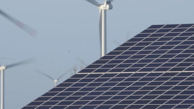 Im vergangenen Jahr habe die EU erstmals mehr Strom aus Wind- und Sonnenenergie erzeugt als aus Gas, sagt EU-Kommissionspräsidentin Ursula von der Leyen. (Foto: Marcus Brandt/dpa)