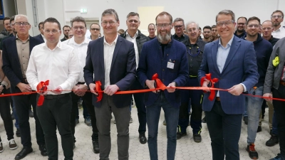 Bei der Eröffnung des Anbaus der Galvanik bei TE Connectivity (von links): Abteilungsleiter Markus Kunze, Werksleiter Markus Zitt, OB Dr. Christoph Hammer und Plantdirektor Lukas Hlava. (Foto: Roman Kocholl)