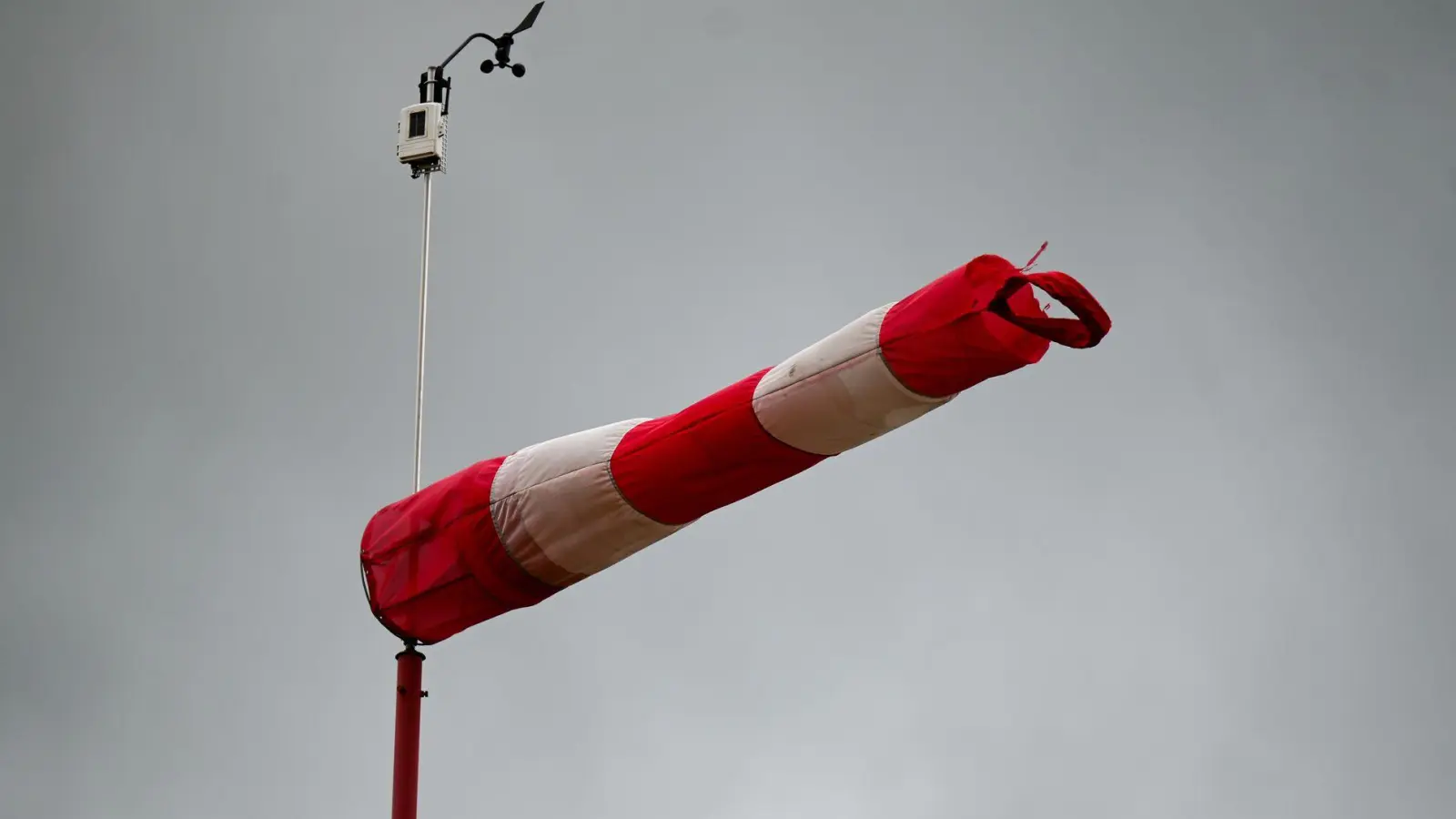 Ein Tornado hat das nordrhein-westfälische Gronau getroffen. Laut Deutschem Wetterdienst blieben weitere Unwetter in Deutschland aber weniger heftig als zunächst erwartet. (Symbolbild)  (Foto: Marius Bulling/dpa)