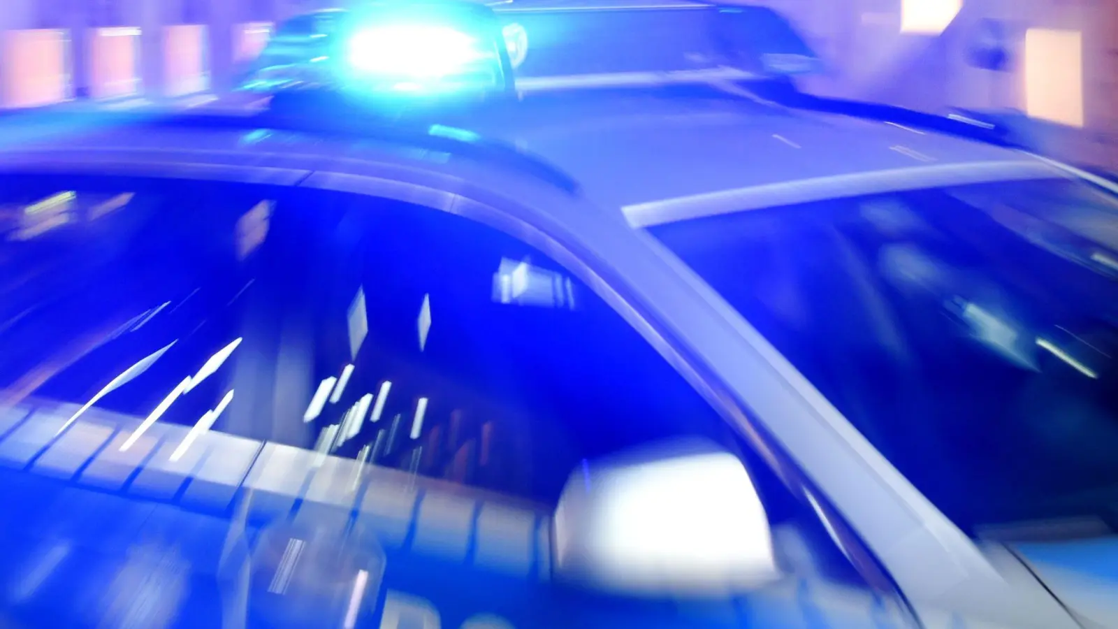Eine Streife der Polizei ist auf einer Kreuzung mit einem anderen Auto zusammengestoßen.  (Foto: Carsten Rehder/dpa)