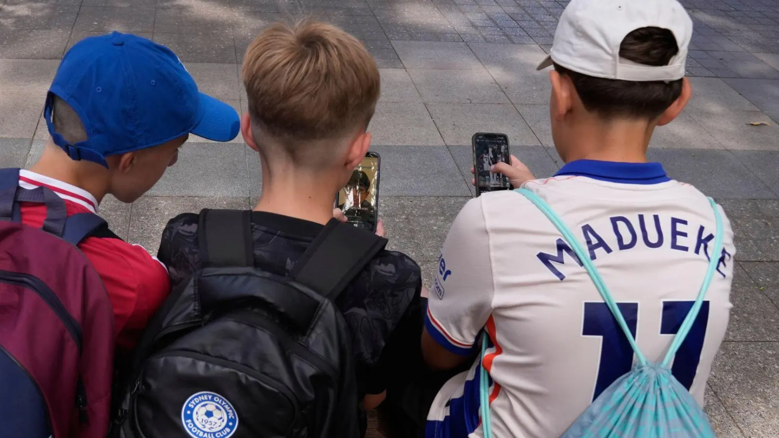  In Australien dürfen Kinder und Jugendliche unter 16 Jahren keine eigenen Konten mehr auf vielen großen Social-Media-Plattformen besitzen. (Archivbild) (Foto: Rick Rycroft/AP/dpa)