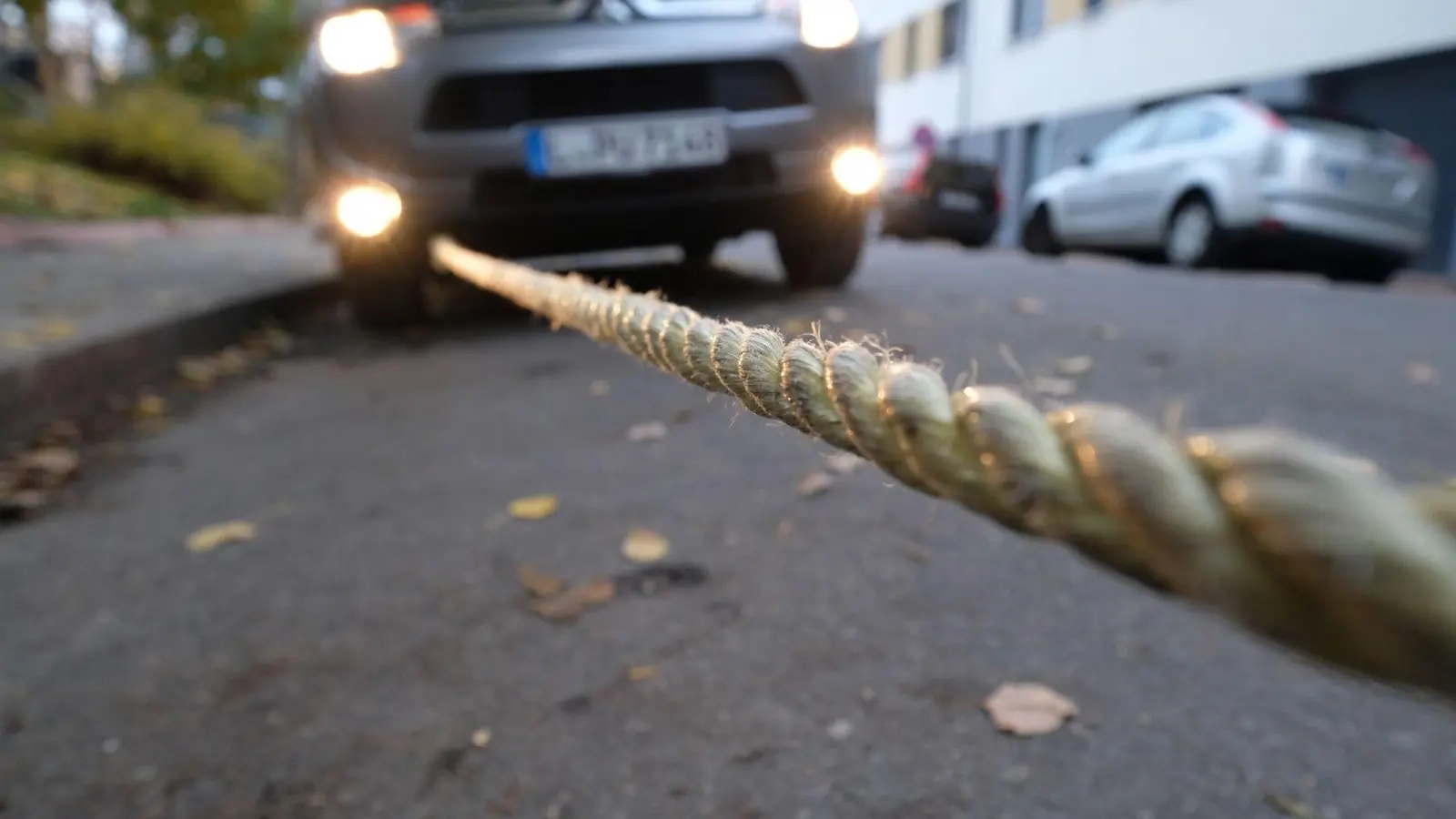 Ob und wie sich das eigene Auto von anderen im Schlepptau ziehen lassen kann, sollte man genau im Bordbuch nachschauen. (Foto: Sebastian Willnow/dpa-tmn)