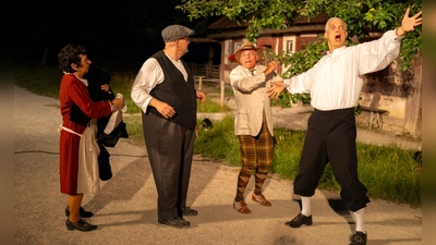 Regisseur Kurtz (Peter Pruchniewitz) erklärt den Schauspielern Andra (Andreas Fischer-Klärle) und Addi (Frank Wiedenmann) die Handlung. Schneiderin Irmi (Carmen Laub) kümmert sich ums Kostüm. (Foto: Andreas Riedel)