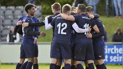 Nach diesem Treffer war das Spiel entschieden: Die SG Neuhof/Trautskirchen feiert das 3:0 gegen den TSV Marktbergel. (Foto: Martin Rügner)