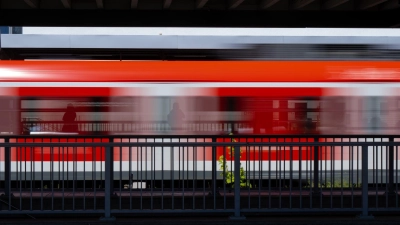 Die zwei Männer wurden von S-Bahnen überrollt und überlebten (Symbolbild). (Foto: Sven Hoppe/dpa)