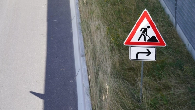 Wegen der Sanierung eines Schadens muss die Fahrbahn der A6 in Richtung Heilbronn vorübergehend auf einen Fahrstreifen reduziert werden. (Symbolbild: Marcus Brandt/dpa)