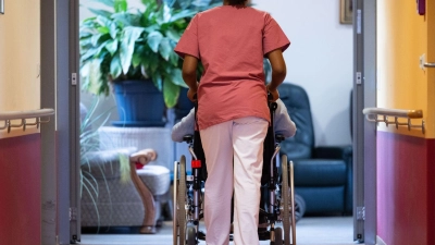 In letzter Minute wollen Union und SPD Beitragserhöhungen in der Pflege verhindern.  (Foto: Marijan Murat/dpa)