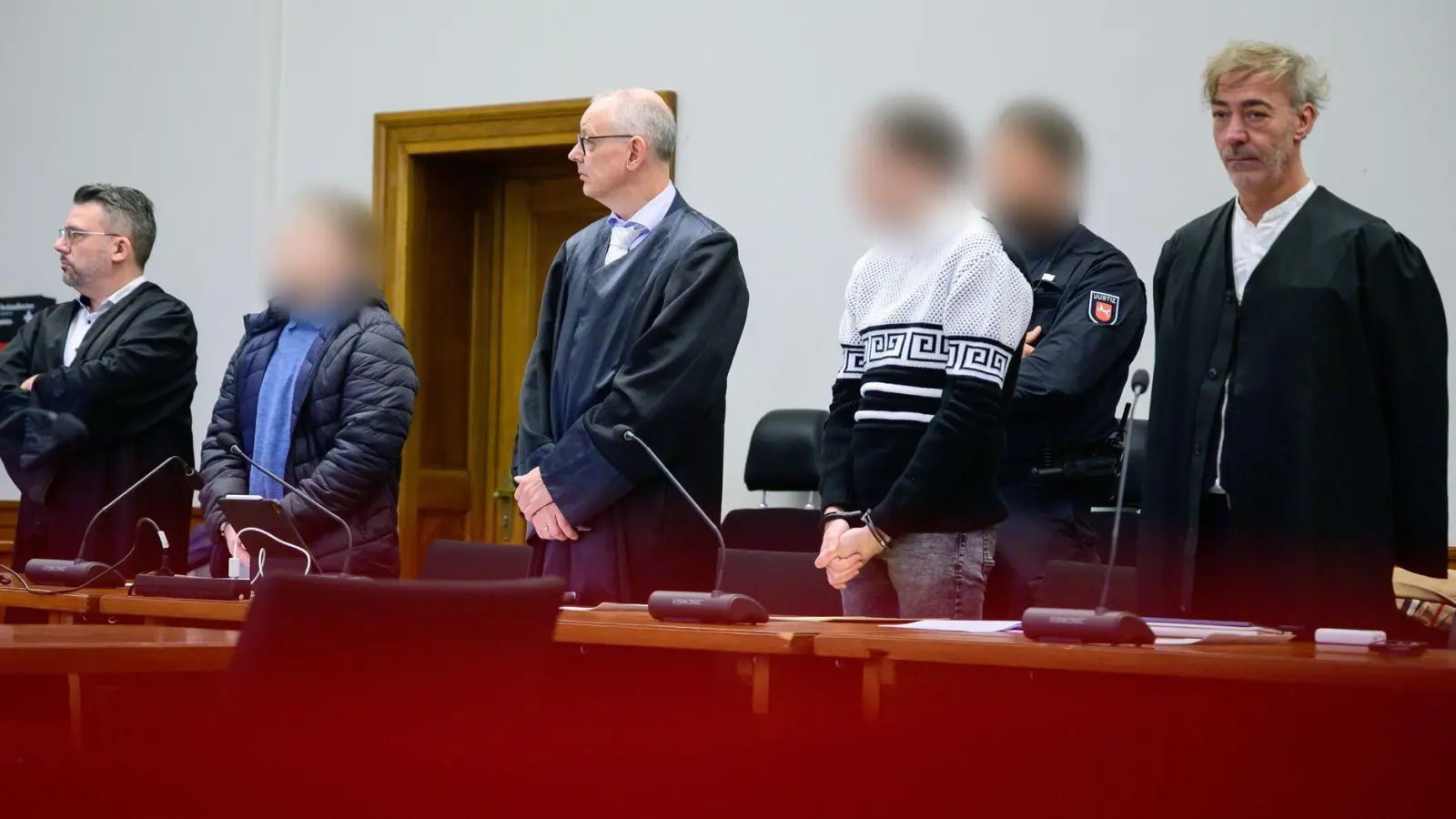 Prozess wegen versuchten Mordes: Die Angeklagten sollen Gegenstände von Brücken geworfen haben. (Archivbild) (Foto: Philipp Schulze/dpa)