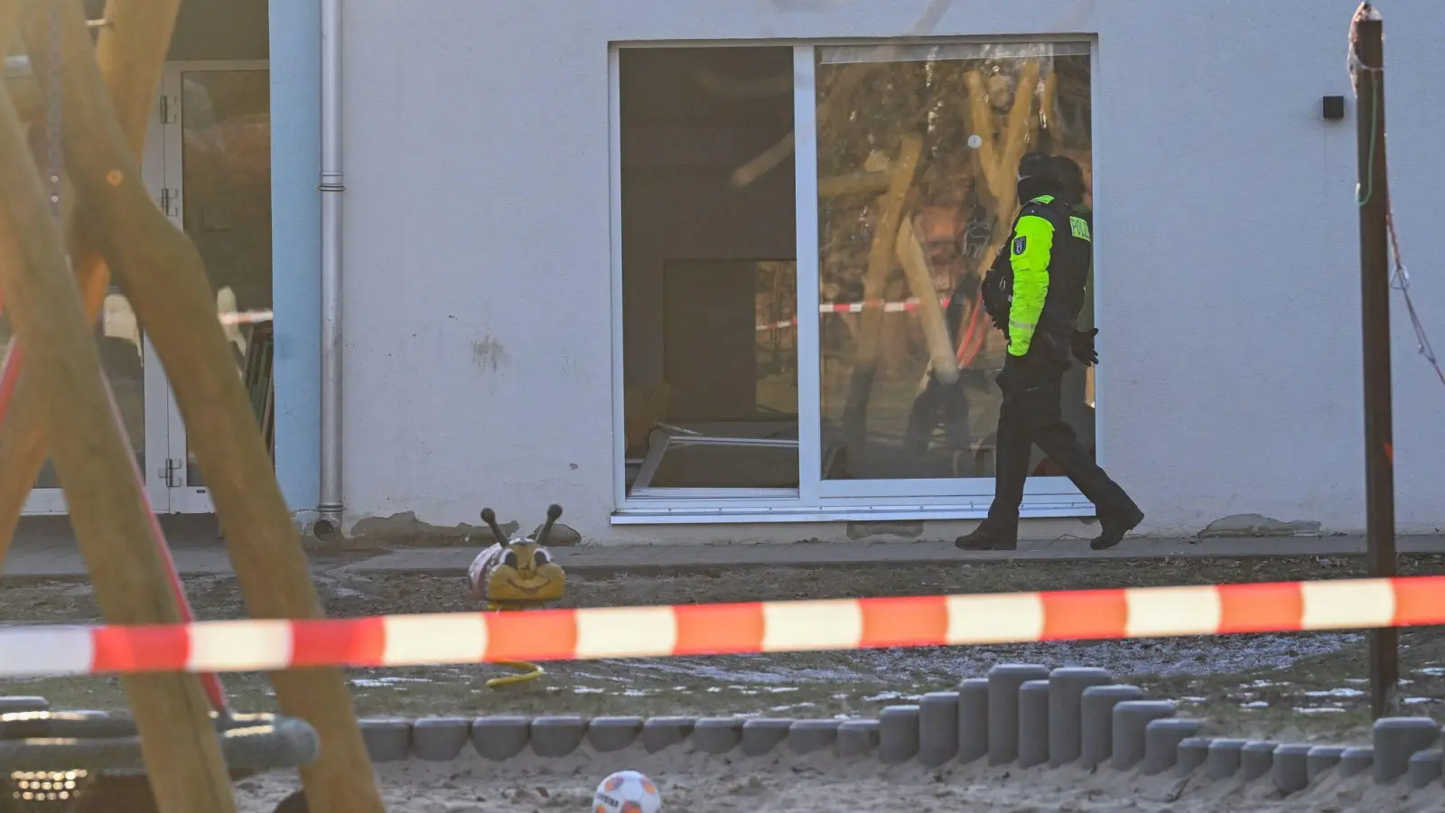 Die Feuerwehr berichtete von 22 Sanitätern, Ärzten und Feuerwehrleuten, die mit 12 Fahrzeugen im Einsatz waren. (Archivbild) (Foto: Britta Pedersen/dpa)