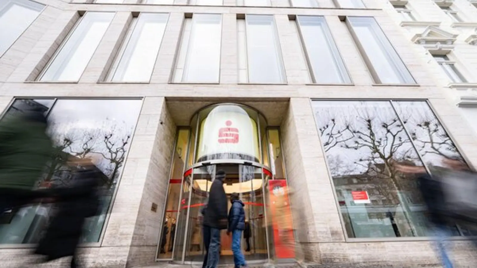Die betroffene Sparkasse Köln/Bonn bestätigte den Vorfall. (Foto: Benjamin Westhoff/dpa)
