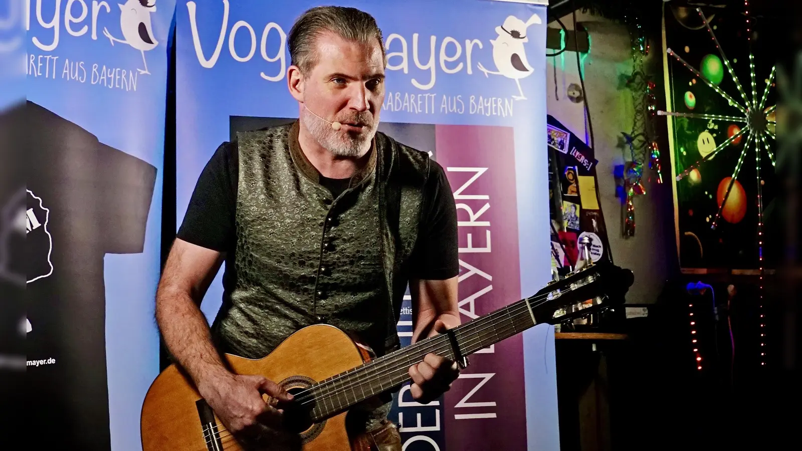 Amüsierte sein Publikum mit Gstanzln und Witzen: der Vogelmayer. (Foto: Elke Walter)