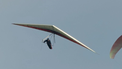 Ein bei Brannenburg vermisster Drachenflieger ist gefunden. (Symbolbild)  (Foto: Uwe Anspach/dpa)