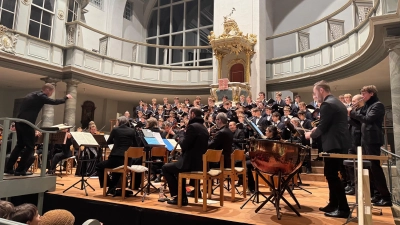 Der Windsbacher Knabenchor mit Chorleiter Ludwig Böhme und das Kammerorchester Basel präsentierten Bachs Weihnachtsoratorium in einer Kurzversion mit leicht verständlichen Erläuterungen. (Foto: Lara Hausleitner)