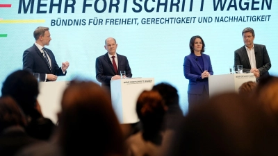 Christian Lindner (l-r), Olaf Scholz, Annalena Baerbock und Robert Habeck stellen den gemeinsamen Koalitionsvertrag der Ampel-Parteien vor. (Foto: Kay Nietfeld/dpa)