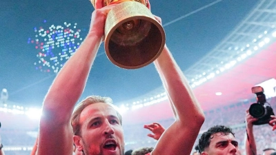 Harry Kane jubelt mit dem DFB-Pokal.  (Foto: Michael Kappeler/dpa)