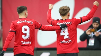 Finn Jeltsch und Stefanos Tzimas (l) bringen dem 1. FC Nürnberg viel Geld ein. (Foto: Daniel Karmann/dpa)