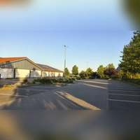 Im hinteren Teil des Parkplatzes soll der Rossmann-Drogeriemarkt gebaut werden. Der Stadtrat hat nun für eine Befreiung von den erforderlichen Abstandsflächen grünes Licht gegeben. (Foto: Robert Maurer)