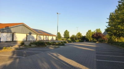 Im hinteren Teil des Parkplatzes soll der Rossmann-Drogeriemarkt gebaut werden. Der Stadtrat hat nun für eine Befreiung von den erforderlichen Abstandsflächen grünes Licht gegeben. (Foto: Robert Maurer)