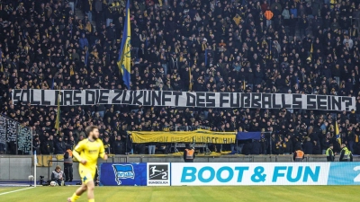 Fans von Eintracht Braunschweig haben protestiert. (Foto: Andreas Gora/dpa)
