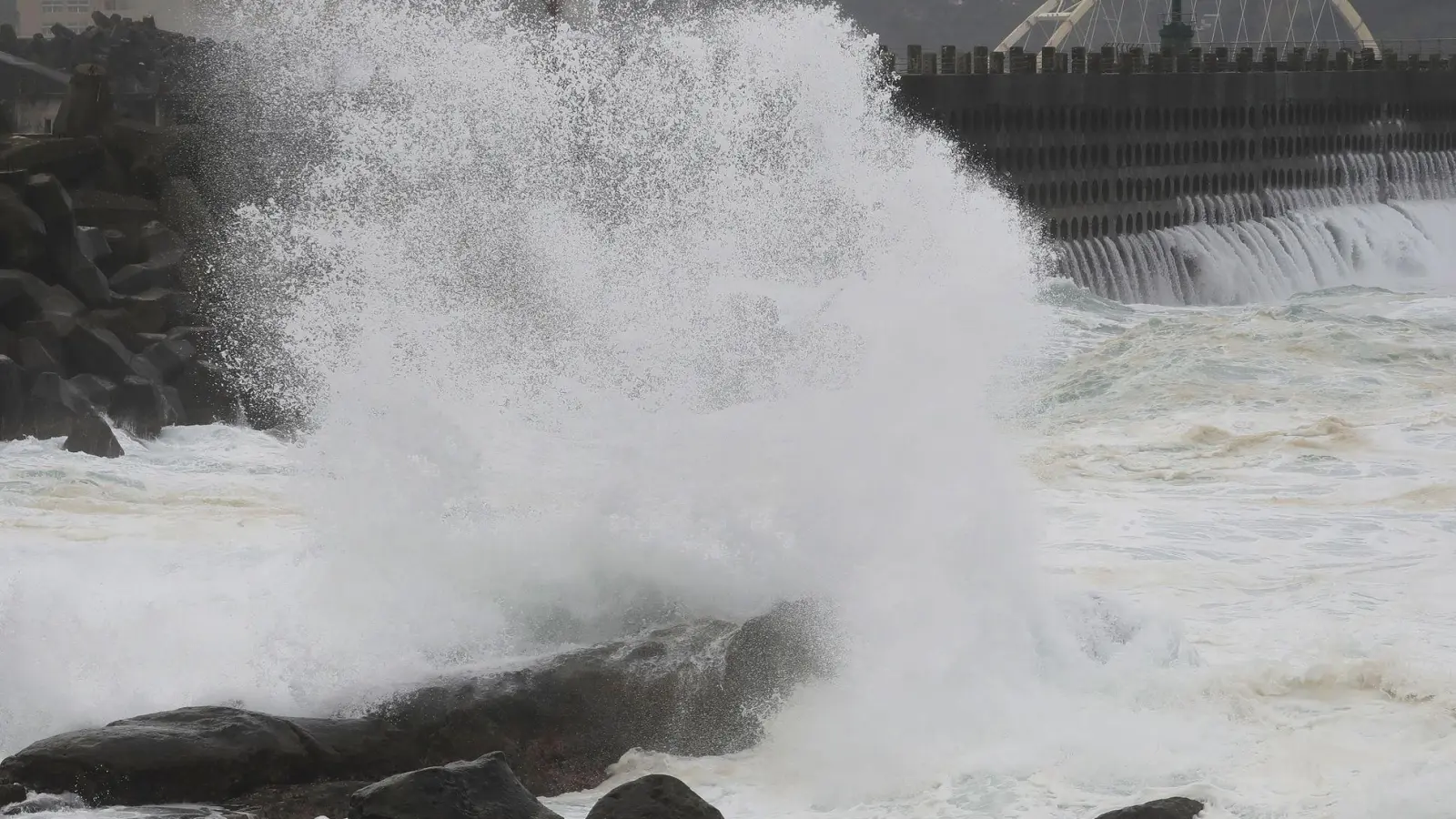 An den Küsten in Taiwan und China wurden hohe Wellen wegen des Taifung gemessen.  (Foto: Chiang Ying-ying/AP/dpa)
