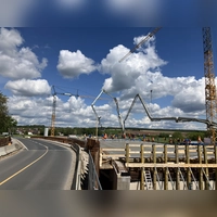 Ein wahres Betonarm-Ballett tanzte am Dienstag auf der neuen Aischbrücke bei Gutenstetten. Links ist das Bestandexemplar zu sehen, das 2027 abgerissen wird. (Foto: Staatliches Bauamt Ansbach)