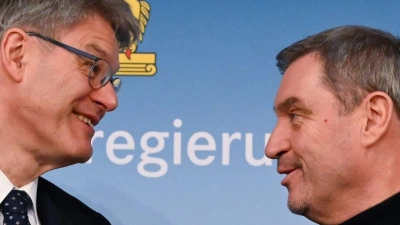 Wollen bei Verkehrsprojekten an einem Strang ziehen: Markus Söder und Bundesverkehrsminister Patrick Schnieder. (Foto: Sven Hoppe/dpa)