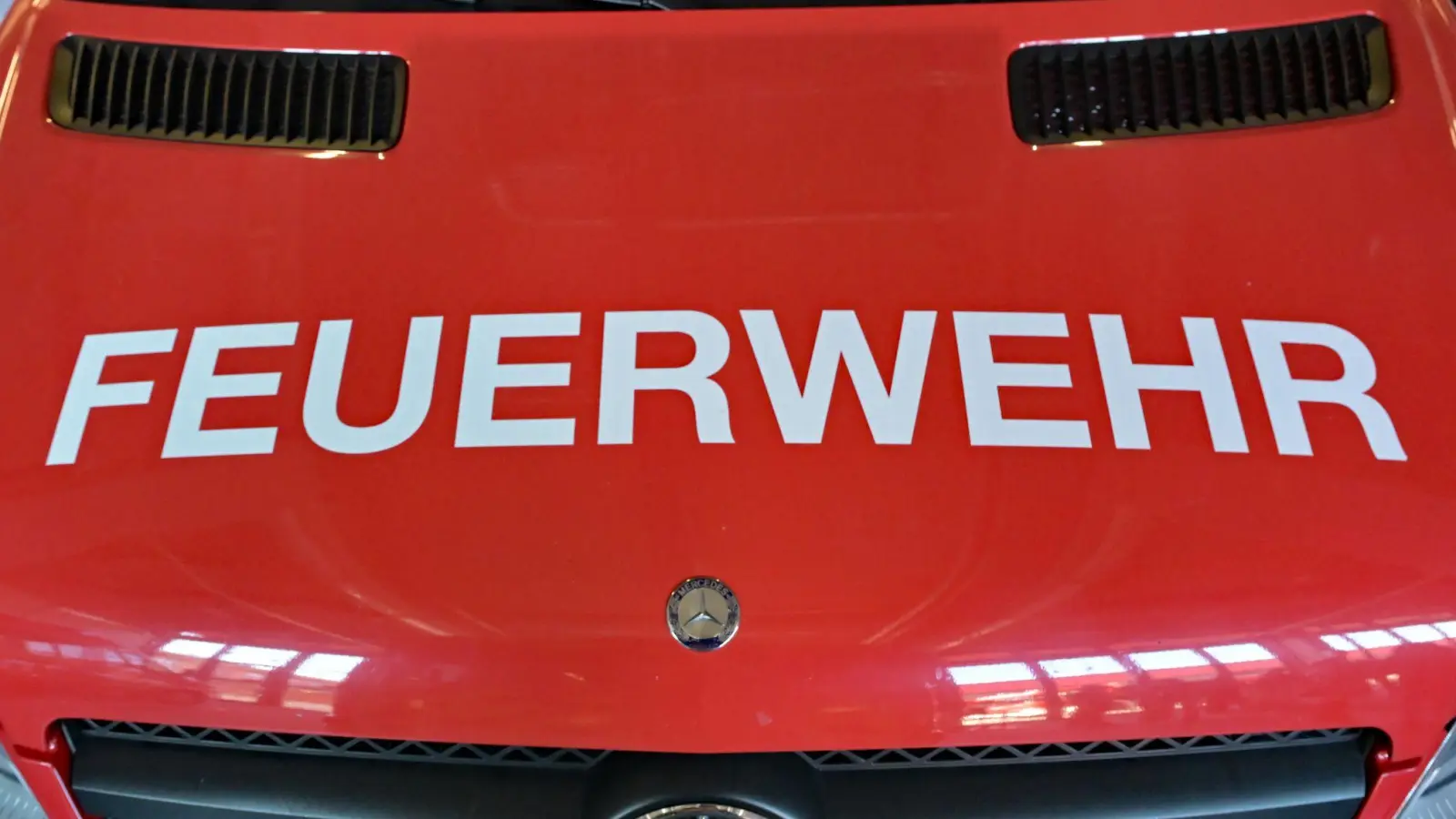 Beim Löschen stürzte ein Feuerwehrmann und wurde am Rücken verletzt. (Symbolbild) (Foto: Malin Wunderlich/dpa)