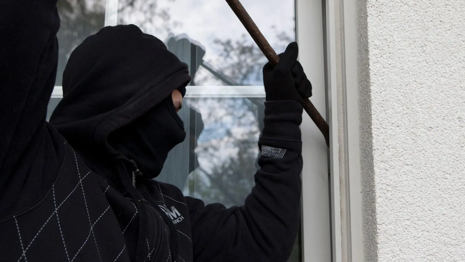 Einbrecher stiegen in Neusitz im Landkreis Ansbach in eine Lagerhalle eines Malerbetriebs ein. (Symbolbild: Silvia Marks/dpa-tmn)