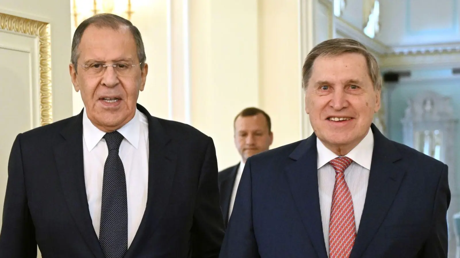 Der russische Außenminister Sergej Lawrow (l.) und der außenpolitische Berater des russischen Präsidenten Juri Uschakow sind für Gespräche mit US-Außenminister Marco Rubio nach Saudi-Arabien gereist. (Archivbild) (Foto: Pavel Bednyakov/RIA Novosti/AP/dpa)