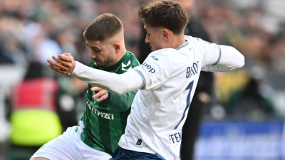 Umkämpftes Spiel: Werders Romano Schmid (l) und Hoffenheims Torschütze Tom Bischof im Duell.   (Foto: Carmen Jaspersen/dpa)