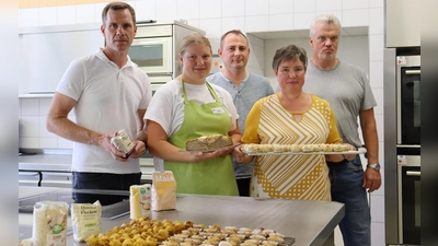 Viktor Gensch von den Lehranstalten (Mitte) und Michael Norys von der Hochschule Weihenstephan-Triesdorf (rechts) erforschen in einem gemeinsamen Projekt die Anbaumöglichkeiten von Quinoa und Buchweizen. Für einen Feldtag haben Auszubildende Maria Ferber (vorne links) und Ernährungsfachfrau Anke Bimmer (daneben) fleißig mit den Produkten gebacken. Direktor Markus Heinz freut sich über die übergreifende Zusammenarbeit. (Foto: Antonia Müller)