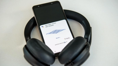 Ob Google Assistant oder Siri: Die Sprachassistenten auf dem Smartphone können gesungene, gesummte, gepfiffene oder einfach abgespielte Musiktitel erkennen. (Foto: Laura Ludwig/dpa-tmn/Illustration)