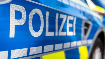 Die Polizei nahm in Ansbach einen 34-Jährigen vorläufig fest, weil er mit der wohl bekanntesten rechtsradikalen Geste aufgefallen sein soll. (Symbolbild: David Inderlied/dpa)