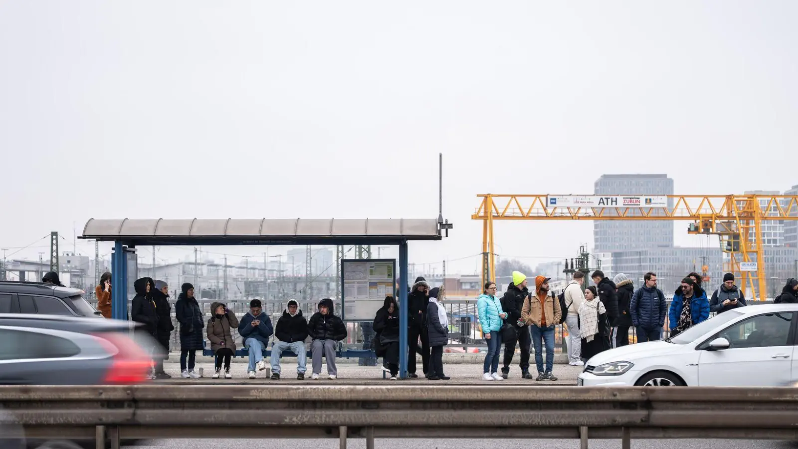 Am Dienstagmorgen lief der kommunale Nahverkehr wieder geregelt an. (Foto: Lukas Barth-Tuttas/dpa)