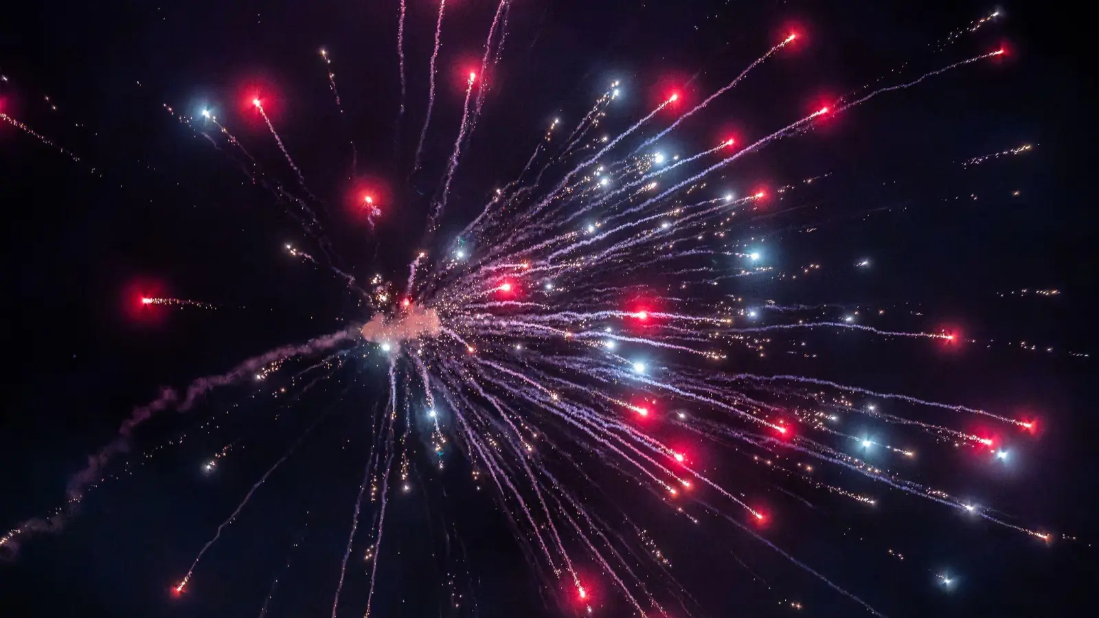 Wegen der Trockenheit entfällt das Feuerwerk am Dachauer Volksfest. (Symbolbild) (Foto: Silas Stein/dpa)