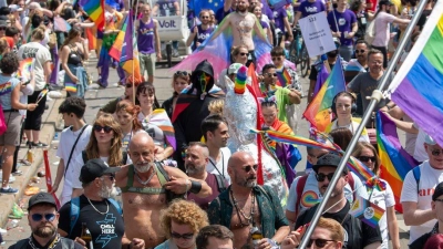 Beim Christopher Street Day feuern zahlreiche Menschen unter bunten Fahnen in München. (Foto: Stefan Puchner/dpa)