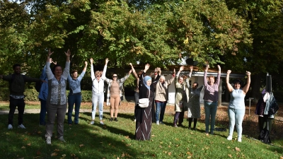 Ein bisschen Bewegung und ein paar Übungen schaden nie, das finden auch die Teilnehmenden des Angebots „Walk &amp; Talk“, das unter dem Dach des Freiwilligenzentrums „mach mit!“ läuft. Im Luitpoldpark wurden ein paar Übungen unter Anleitung von Raissa Dakaeva (Mitte) absolviert. (Foto: Ute Niephaus)