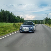 Glänzendes Gefährt: Die Front der neuen C-Klasse funkelt schon mal tüchtig - gibt's sonst noch Gründe zum Strahlen? (Foto: Mercedes-Benz AG/dpa-tmn)