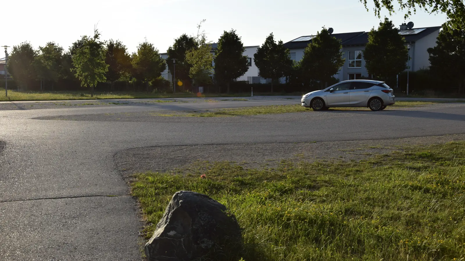 Zwischen Wohnbebauung und Alfred-Kolb-Sportzentrum soll die neue Neuendettelsauer Grund- und Mittelschule entstehen. (Foto: Florian Schwab)