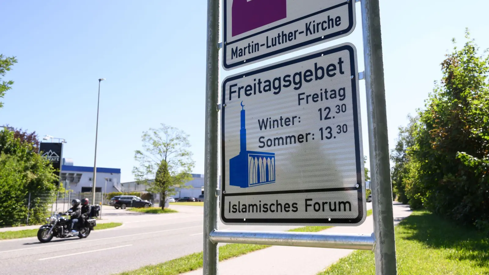 Das kürzlich aufgestellte Hinweisschild für das Freitagsgebet in Penzberg ist bereits zum zweiten Mal beschmiert worden. (Archivbild) (Foto: Lukas Barth-Tuttas/dpa)
